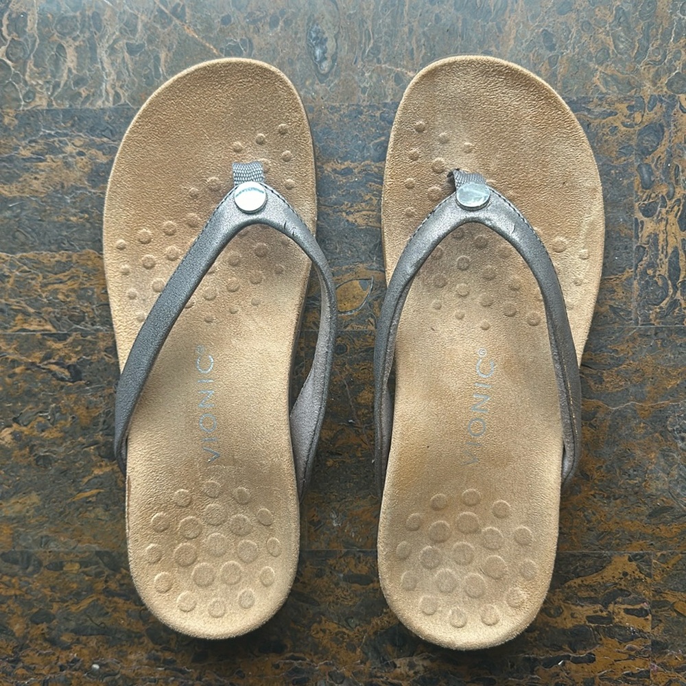 Vionic Pewter Leather Flip Flops Size 6